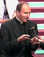 Es gibt kein automatisches Recht, auf Erden durch Wunder von Krankeheiten geheilt zu werden. Wir d&uuml;rfen nicht in die utopische Versuchung fallen, uns hier das Paradies zu erdenken und zu erschaffen. Unser Leben ist auf Erden zeitlich und &uuml;berhaupt begrenzt.