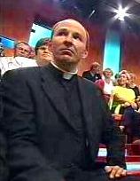 Priester brauchen keine
magischen "F&auml;higkeiten", denn Sakrament und Magie
widersprechen sich. Magie richtet sich gegen Gott, weil sie an Seine
Stelle zu treten versucht. Der Priester ist nicht Magier, er ist
Darsteller der ganzen Sch&ouml;pfungsdimension, Natur mit &Uuml;bernatur.
Er "wirkt" nicht magisch in die Welt, sondern stellt dar
und handelt in der Person Christi, auf da&szlig; der Mensch am vollen
Sein teilhaben kann und somit heilig werde. Im Gegensatz zur Magie
wirkt der Priester nie auf Effekte gegen den Willen der Menschen,
&uuml;berschreitet nie die personale Integrit&auml;t.