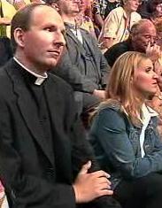 Der Magier pfeift auf das
Sein, er ben&uuml;tzt es nur, er will einen bestimmten Effekt, der
sich eben gerade nicht im Sein faktisch wirklicht, unabh&auml;ngig
vom Willen der Menschen bzw. des Konsumenten. Und er bedient sich
dabei auch verschiedener Kr&auml;fte, geistiger Wesen, und wir sind
hier im Bereich der  gefallenen Engel. Je nachdem, mit welcher
Hierarchie der gefallenen Engel sich ein Magier verb&uuml;ndet,
vermag er auch &uuml;ber untergeordnete Wesen zu verf&uuml;gen, umso
"m&auml;chtiger" ist er also. Der Teufel braucht dies
alles, weil er nicht in den Menschen hineinsehen kann, nur &uuml;ber
das Au&szlig;en eingelassen werden kann. Auch darin &auml;fft er in
gewisser Weise Gott nach, nur ist er nicht wie jener - weil WORT -
allwissend, er braucht die Materialisation.