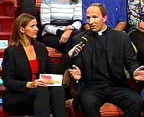 Woher aber kam die Emotionalisierung des anwesenden Publikums? Offenbar daher, da&szlig; meistens die allgemeingesellschaftliche Frage einer im &uuml;brigen nicht besonders durchreflektierten Gleichberechtigung in die kirchliche Frage der Sendung hineintransponiert wurde. Aber die gleiche W&uuml;rde f&uuml;hrt nicht unbedingt in allen Bereichen und F&auml;llen auch zum identen Recht, zu einer identen Berechtigung. Ist es wirklich das gro&szlig;e Ziel, da&szlig; pl&ouml;tzlich so viele in die Sakristeien hineindr&auml;ngen und der Weltdienst, n&auml;mlich das konkrete Apostolat in Beruf und Arbeit, pl&ouml;tzlich vergessen wird? Im &uuml;brigen mu&szlig;te man sich in der Sendung doch sehr wundern: die eine Dame erz&auml;hlte fast mit l&auml;chelndem Stolz, da&szlig; sie mit einem M&ouml;nch Kinder zeugen konnte, wollte aber nicht ein Jota Schuld und Verf&uuml;hrung zugeben, mit dem absurden Argument, da&szlig; sie ja nicht unter dem Z&ouml;libat stand. Nun, es geh&ouml;ren zwei dazu, und eine anwesende Biob&auml;uerin hat ganz hervorragend reagiert: wie kann man Gott einen Diener wegnehmen? Und da klingelten doch die Glocken bei vielen: solche Vorbilder, solche Vorgeschichten, die nicht einmal mit Reue vorgetragen werden, sollen eine selbsternannte Priesterin qualifizieren, da wundert einen das schnell erfundene Programm der "neuen Sinnlichkeit" nicht ... das Wort Jesu lautet auch hier: Geht und s&uuml;ndigt nicht mehr!