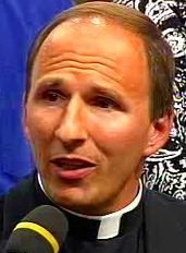 Nat&uuml;rlich: die Berufung auf das reine Gef&uuml;hl durfte nicht fehlen. "Herr Pfarrer, h&ouml;ren Sie nur auf Ihr Herz. Schalten Sie doch das Hirn einmal weg." Als ob uns reine Gef&uuml;hle zur Wahrheit f&uuml;hren k&ouml;nnen und die Vernunft und das Gewissen nicht wesentliche Ordnungsfunktionen gegen&uuml;ber dem schwankenden Gef&uuml;hlsleben h&auml;tten. Die Kirche verk&uuml;ndet ja nicht t&auml;glich sich ver&auml;ndernde Erfahrungen und Gef&uuml;hle von diversen Amtstr&auml;gern, sondern die in der Sch&ouml;pfungs- und Erl&ouml;sungsordnung enthaltenen Zwecke und Richtlinien unserer von Gott geschenkten Gaben. Und wenn sich dann eine Frau irrt&uuml;mlich zur "Priesterin" berufen f&uuml;heln sollte, m&uuml;ssen wir alle sie liebevoll begleiten und aufzeigen, da&szlig; dies nicht der vorgesehene Berufsweg sein kann.