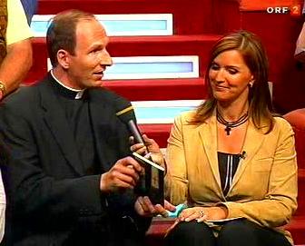 Immer klarer wurde im Verlaufe der Sendung: der Z&ouml;libat hat
einen tiefen Sinn. Niemand wird dazu gezwungen, es mu&szlig; auch
niemand katholischer Priester werden, abgesehen davon, da&szlig;
niemand ein Recht auf die Weihe hat - die Kirche mu&szlig; jede
Berufung genau pr&uuml;fen.